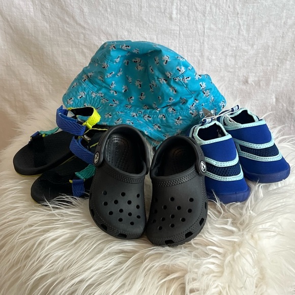 LOT Baby Boys Summer shoes and Sun Hat Crocs & Children's Place 5/6, 6, 7 - Picture 1 of 10